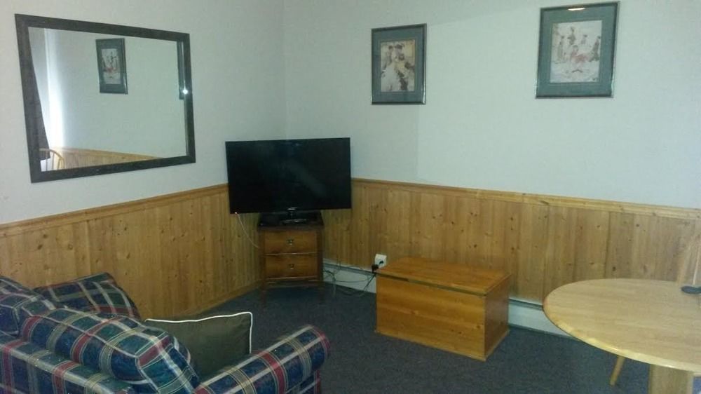 Lakeside Motel 3*
